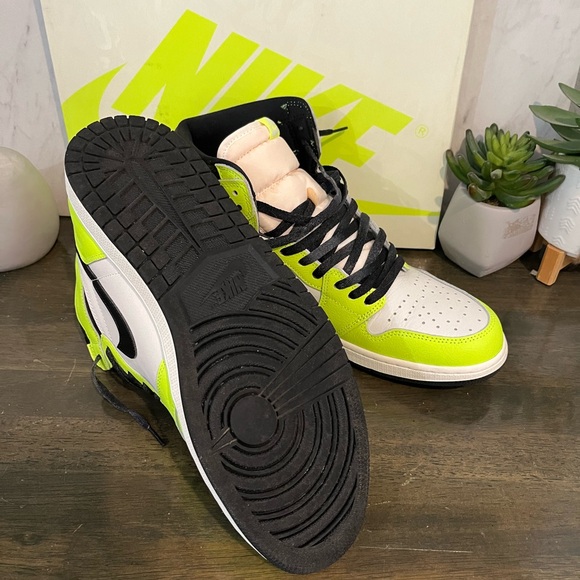 Nike Air Jordan 1 Retro High OG Volt Visionaire - Picture 9 of 10